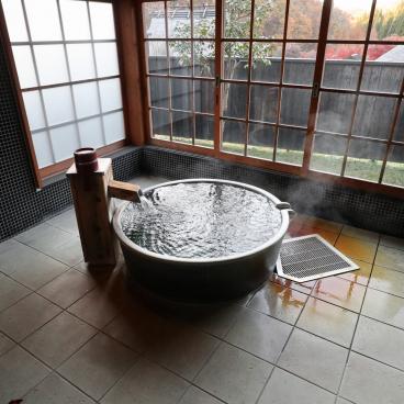 Miyama Sanso (Kurokawa Onsen), bain privé en intérieur le matin