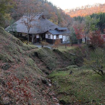 Miyama Sanso (Kurokawa Onsen), vue sur les toits de chaume et la vallée en automne 2