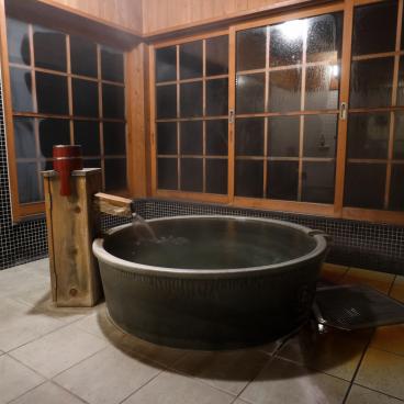 Miyama Sanso (Kurokawa Onsen), bain privé en intérieur le soir