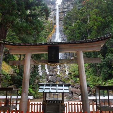 Kumano Nachi Taisha, porte Torii du sanctuaire Hiro-jinja et chutes d'eau Nachi no Taki