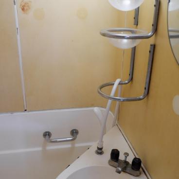 Nakagin Capsule Tower (Tokyo), salle de bains et toilettes de l'appartement