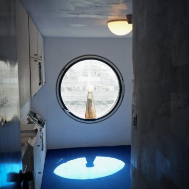 Nakagin Capsule Tower (Tokyo), vue sur la fenêtre ronde de l'appartement