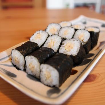 Maki au natto servis dans une assiette japonaise
