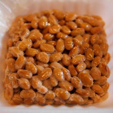 Natto non mélangé dans une barquette
