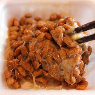 Natto mélangé dans une barquette