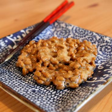 Natto servi dans une assiette japonaise 2