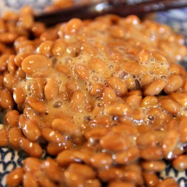 Natto servi dans une assiette japonaise
