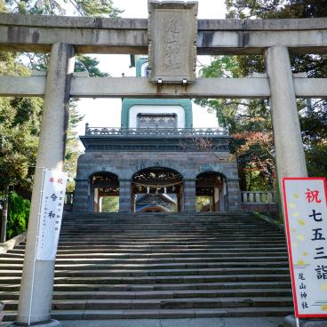 Oyama-jinja (Kanazawa), porte Torii et porte principale Shinmon