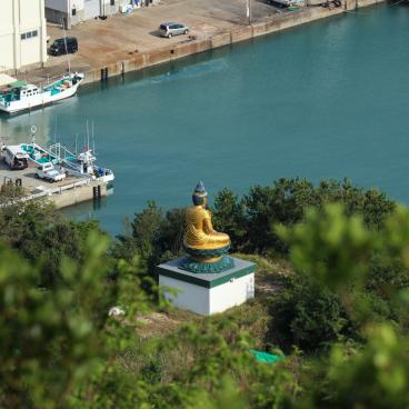 Takozushiyama (Wakayama), vue sur une statue de Bouddha le long de la baie de Wakanoura