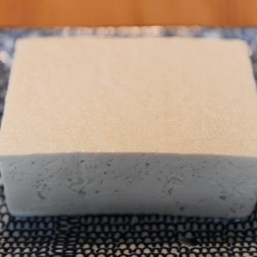 Tofu ferme (Momen) dans une assiette