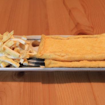 Tofu frit Aburaage coupé en morceaux et en tranches dans une assiette