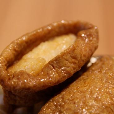 Inari-zushi, poche de tofu frit garni de riz vinaigré