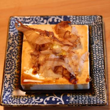 Tofu froid Hiyayakko assaisonné de gingembre, sauce soja et bonite Katsuobushi