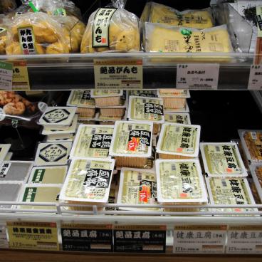 Rayon de tofu dans un magasin bio à Tokyo