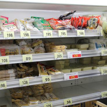 Rayon de tofu dans un supermarché à Tokyo