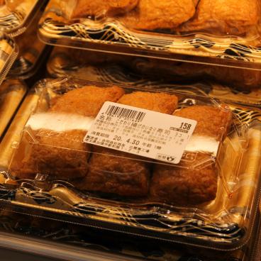 Barquette de tofu Inari-zushi dans un supermarché à Tokyo