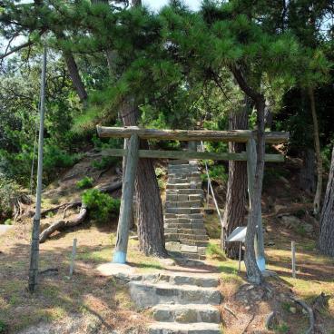 Tomogashima (Wakayama), porte Torii du sanctuaire Tensho-jinja sur l'île Okinoshima