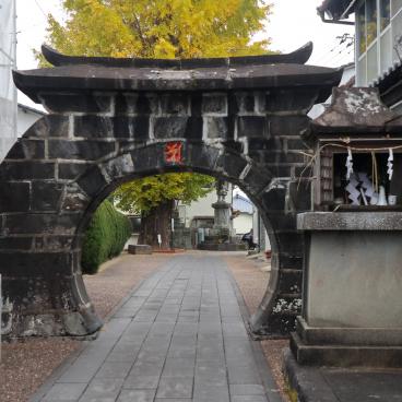 Yamaga, porte ronde en pierre du temple Kongojo-ji