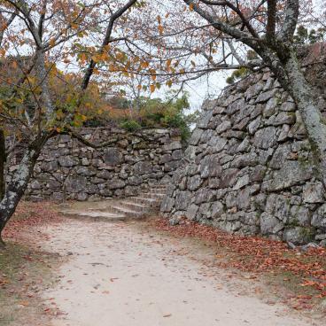 Château de Sumoto (Awaji), ruines et murs de pierre en automne