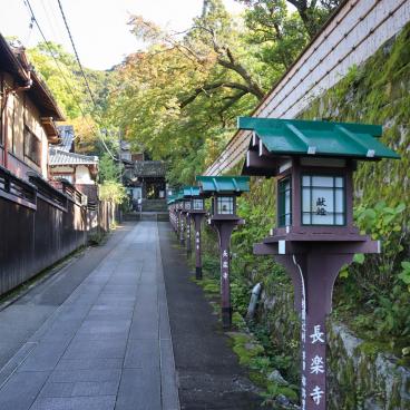 Choraku-ji (Kyoto), pente douce avec érables et lanternes pour accéder au temple