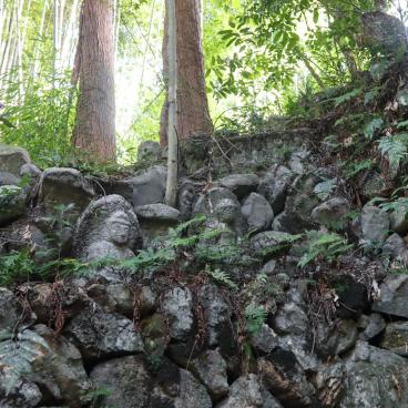 Choraku-ji (Kyoto), cascade avec divinités bouddhistes gravées dans la pierre 2
