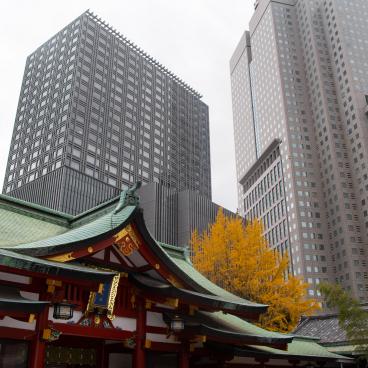 Hie-jinja (Tokyo), pavillon de culte Haiden du sanctuaire et immeubles hauts
