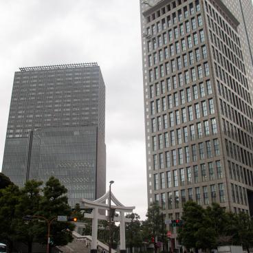Hie-jinja (Tokyo), grande porte Sanno Torii à l'entrée principale du sanctuaire