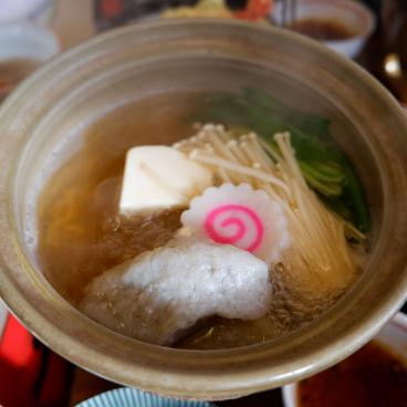 Narutomaki (Kamaboko) dans une fondue japonaise Nabe