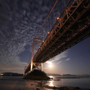 Tourbillons de Naruto, vue sur le pont Onaruto-kyo la nuit