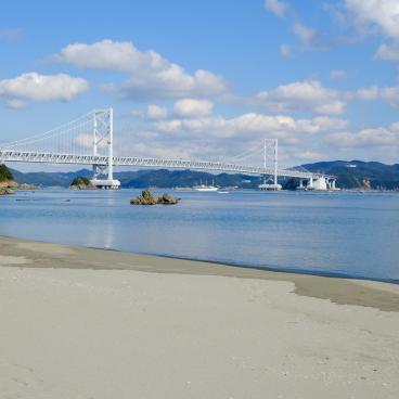 Tourbillons de Naruto, vue sur le pont Onaruto-kyo depuis la plage Chidorigahama sur Shikoku