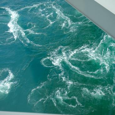 Tourbillons de Naruto, vue sur l'eau depuis la passerelle Uzu no Michi