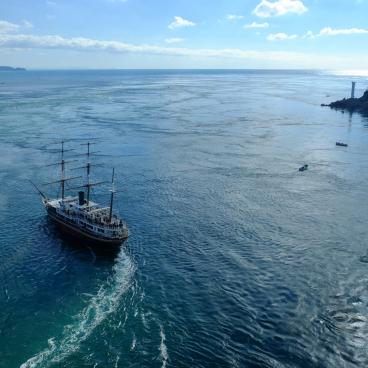 Tourbillons de Naruto, vue sur un bateau de tourisme et la petite île de Tobishima