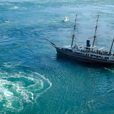 Tourbillons de Naruto, bateau de tourisme qui s'approche d'un tourbillon