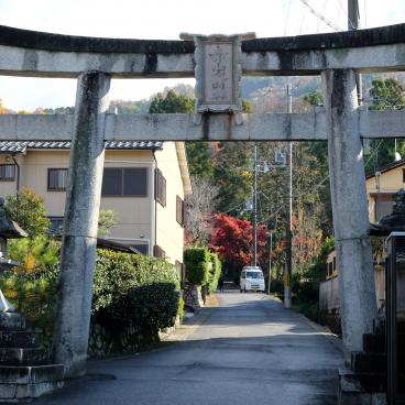 Sekizan Zen-in (Kyoto), porte Torii vers l'entrée du temple