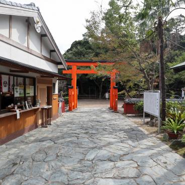 Tamatsushima-jinja (Wakayama), grande porte Torii et entrée du sanctuaire 2
