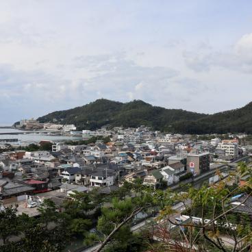Tamatsushima-jinja (Wakayama), vue sur la ville depuis le mont Tengu