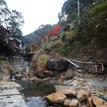 Yunomine Onsen (Kumano Kodo), rivière et source chaude du village en automne