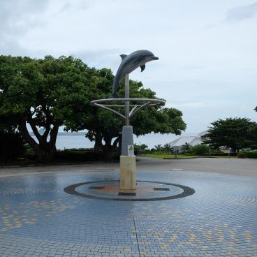 Aquarium Churaumi (Okinawa), statue de dauphin à l'entrée