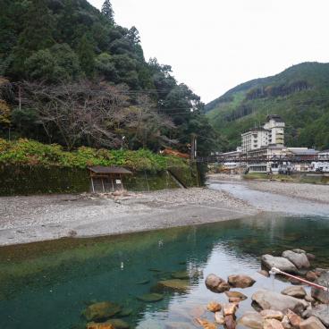Kawayu Onsen Fujiya (Kumano Kodo), vue sur le village thermal et la rivière Oto-gawa