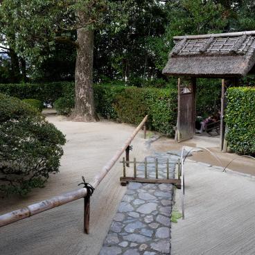 Shisen-do (Kyoto), vue sur le jardin ratissé de sable blanc et la porte d'entrée