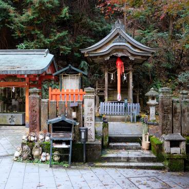 Tanukidani-san Fudo-in (Kyoto), pavillon Sansha Myojin-do