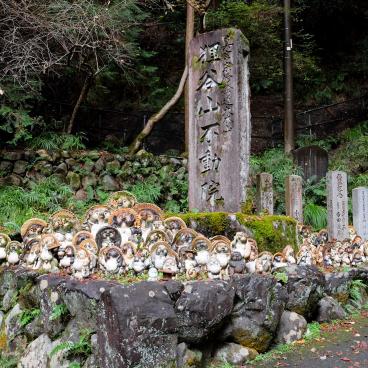 Tanukidani-san Fudo-in (Kyoto), statues de Tanuki dans l'enceinte du temple