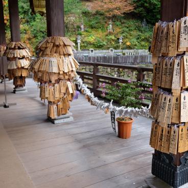 Tanukidani-san Fudo-in (Kyoto), plaquette votives Gankake Fuda accrochées aux piliers du pavillon principal