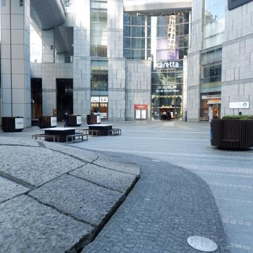 Caretta Shiodome (Tokyo), entrée du centre commercial et fontaine en forme de tortue