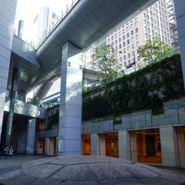 Caretta Shiodome (Tokyo), entrée du centre commercial et fontaine en forme de tortue 2