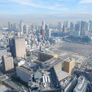 Caretta Shiodome (Tokyo), observatoire Dentsu et vue sur l'ancien marché aux poissons Tsukiji