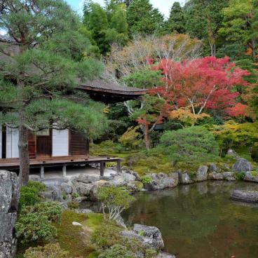 Ginkaku-ji (Kyoto), vue sur le pavillon Togu-do et l'étang en automne