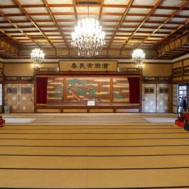 Hinjitsukan (Ise), grande salle Ohiroma avec scène de théâtre Nô et décorations pour Hina Matsuri