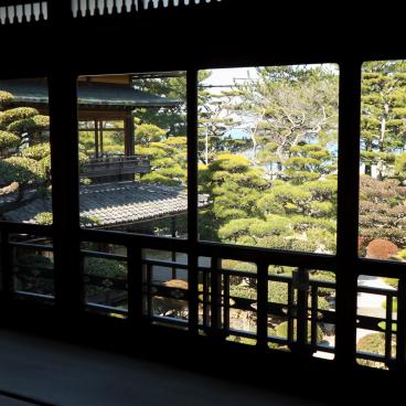 Hinjitsukan (Ise), vue sur le jardin japonais et la baie d'Ise depuis le 2e étage