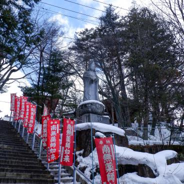 Kosen-ji (Kusatsu), escalier à l'entrée du temple et statue de Kannon